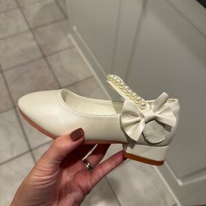 Elegant Cream Bow Toddler Shoes